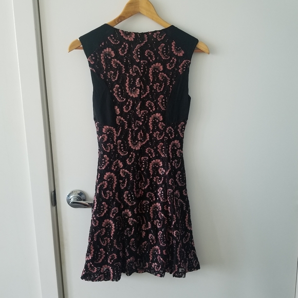 Lace Dress - Picture 4 of 5